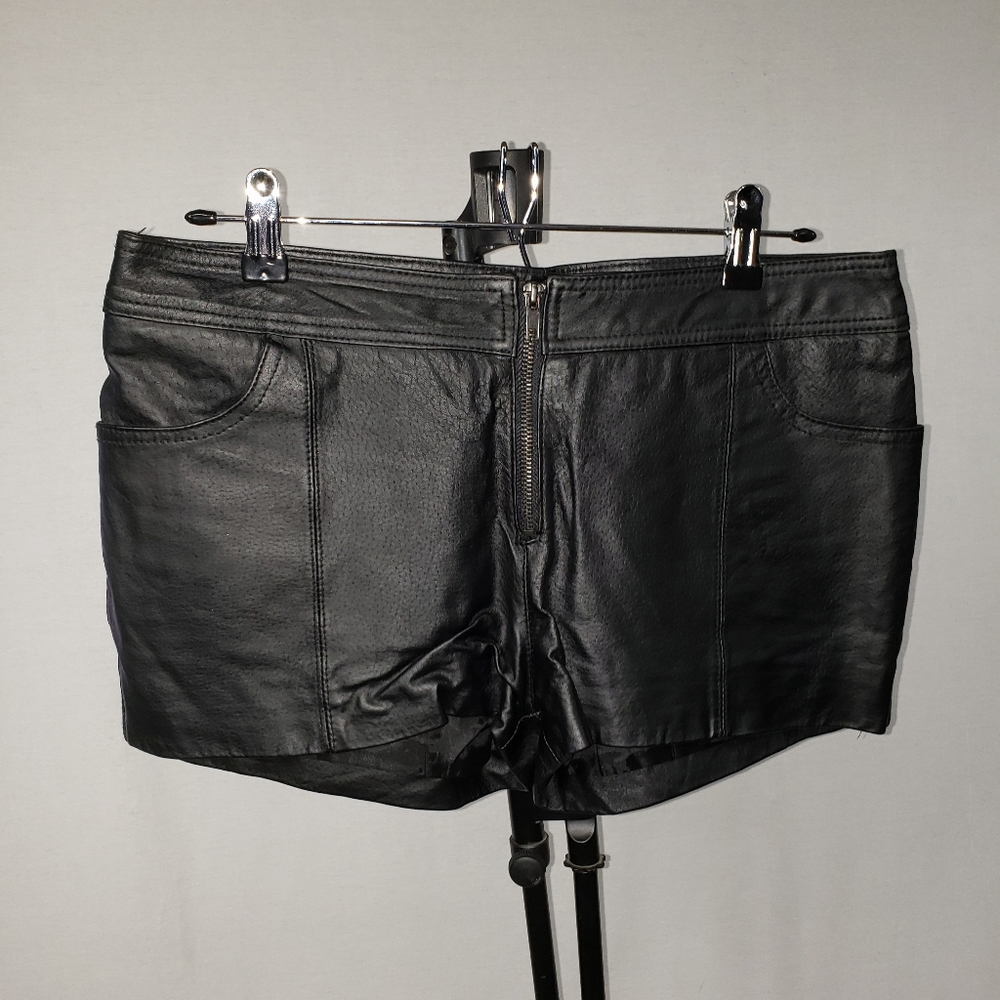 Vintage Atmosphere Leather Shorts